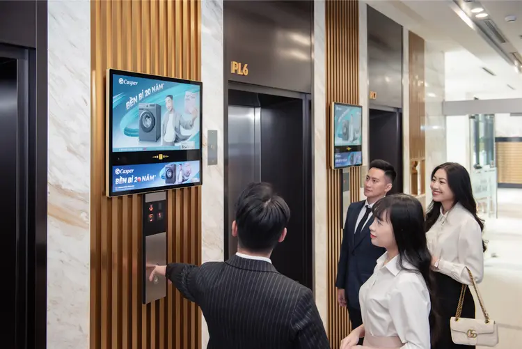 Mỗi địa điểm như thang máy, sân bay, văn phòng đều ảnh hưởng đến mức độ chú ý và ghi nhớ nội dung.