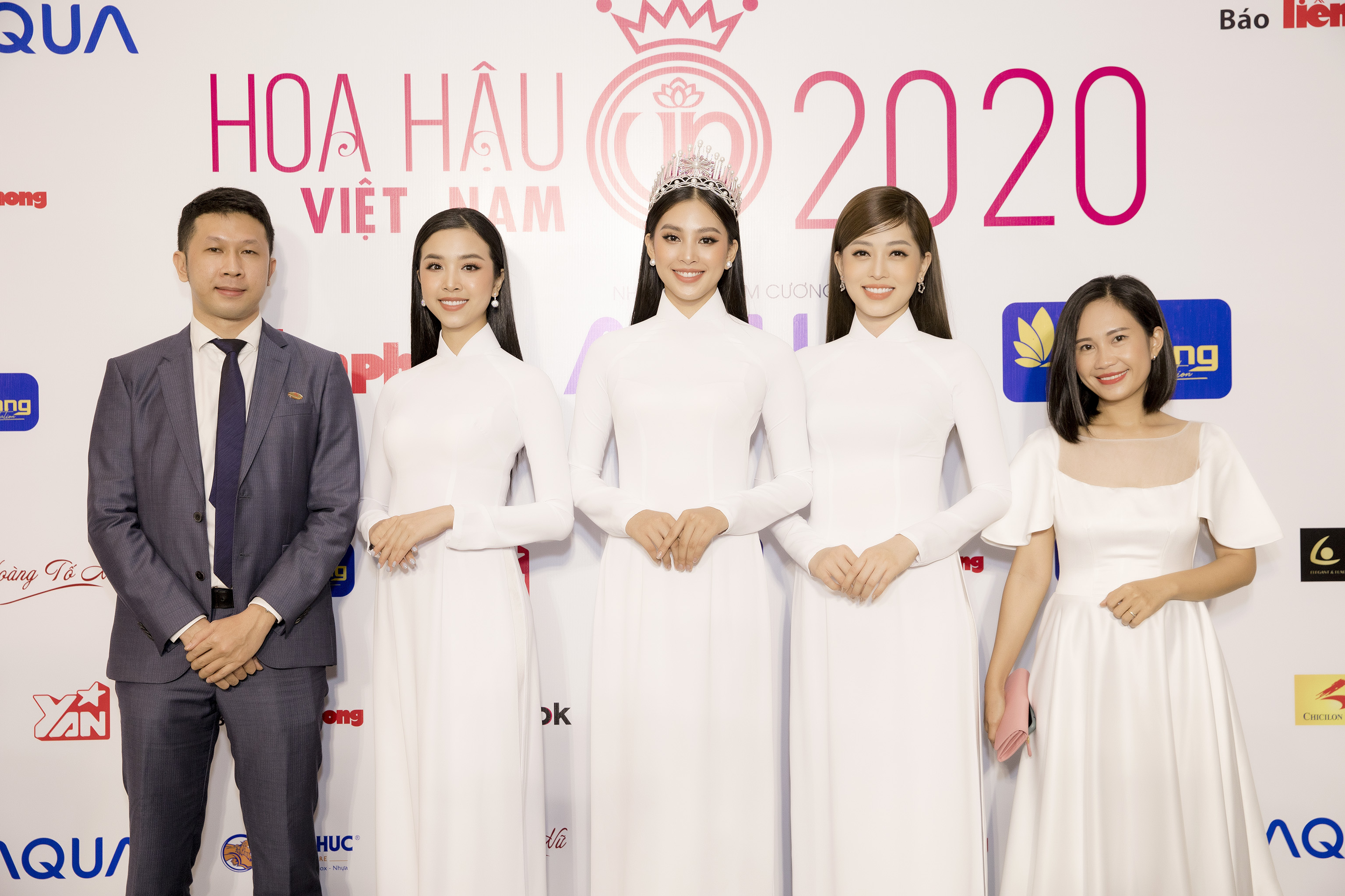 Mr. Tang Khanh Hien - Chief Financial Officer of Chicilon Media, and Ms. Tran Bao Uyen - Director of the Poster Channel, took a commemorative photo with the top 3 Miss Vietnam 2018