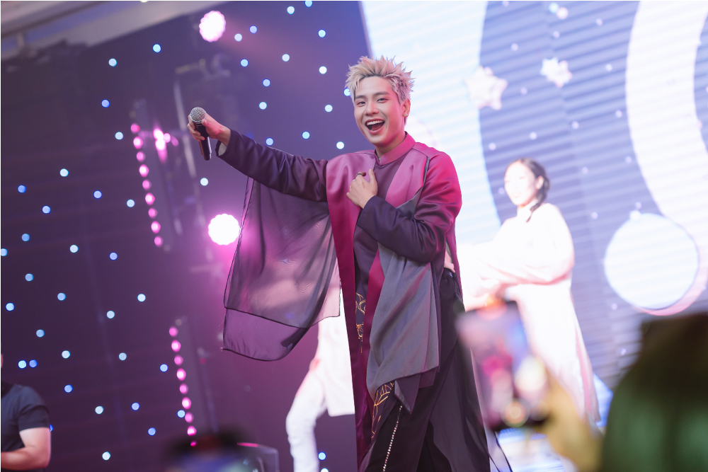 Singer Quân AP performed at the Year End Party of Chicilon Media