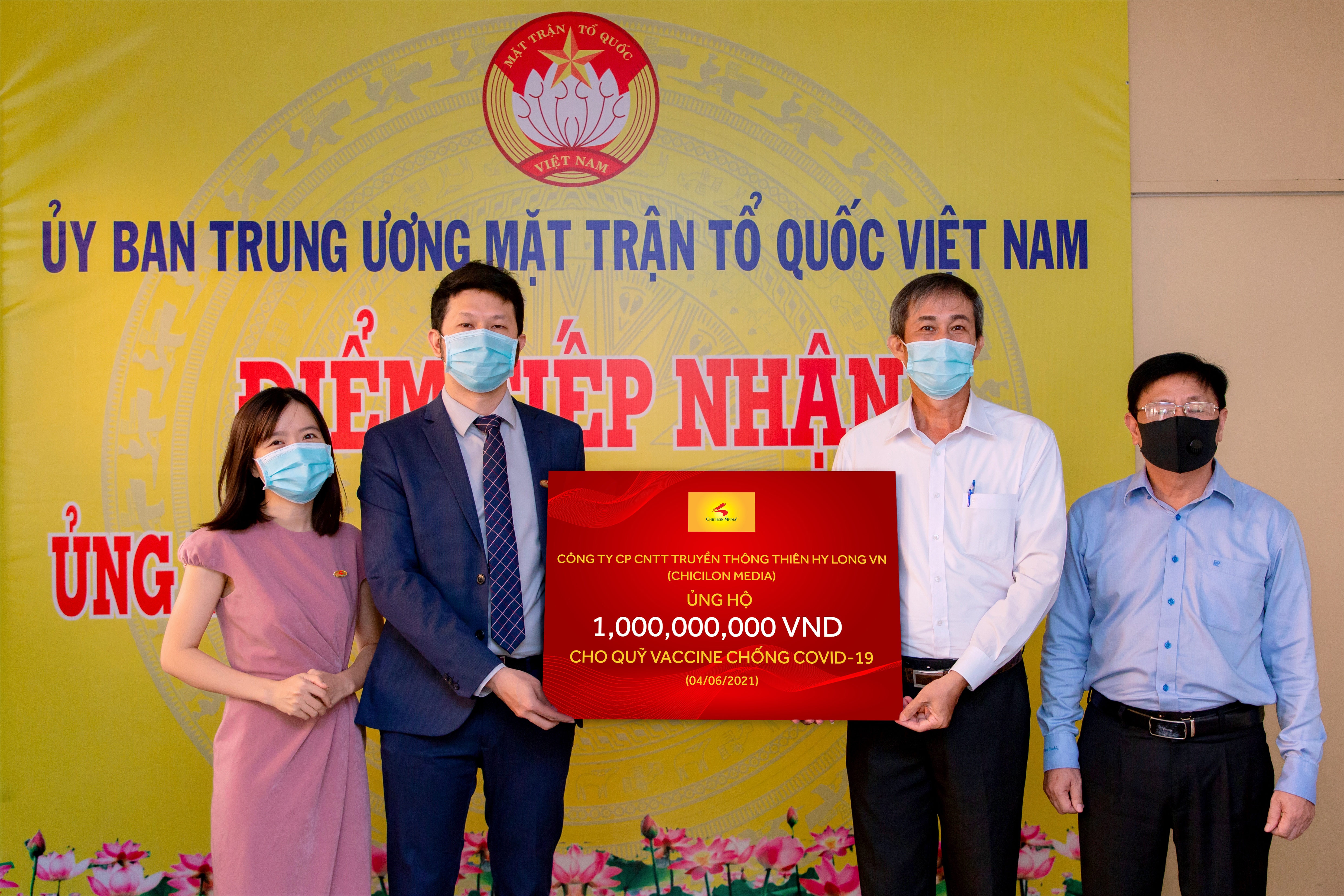 Representative of Chicilon Media gave a donation of 1 billion VND into the COVID-19 vaccine fund to buy a vaccine against the epidemic.