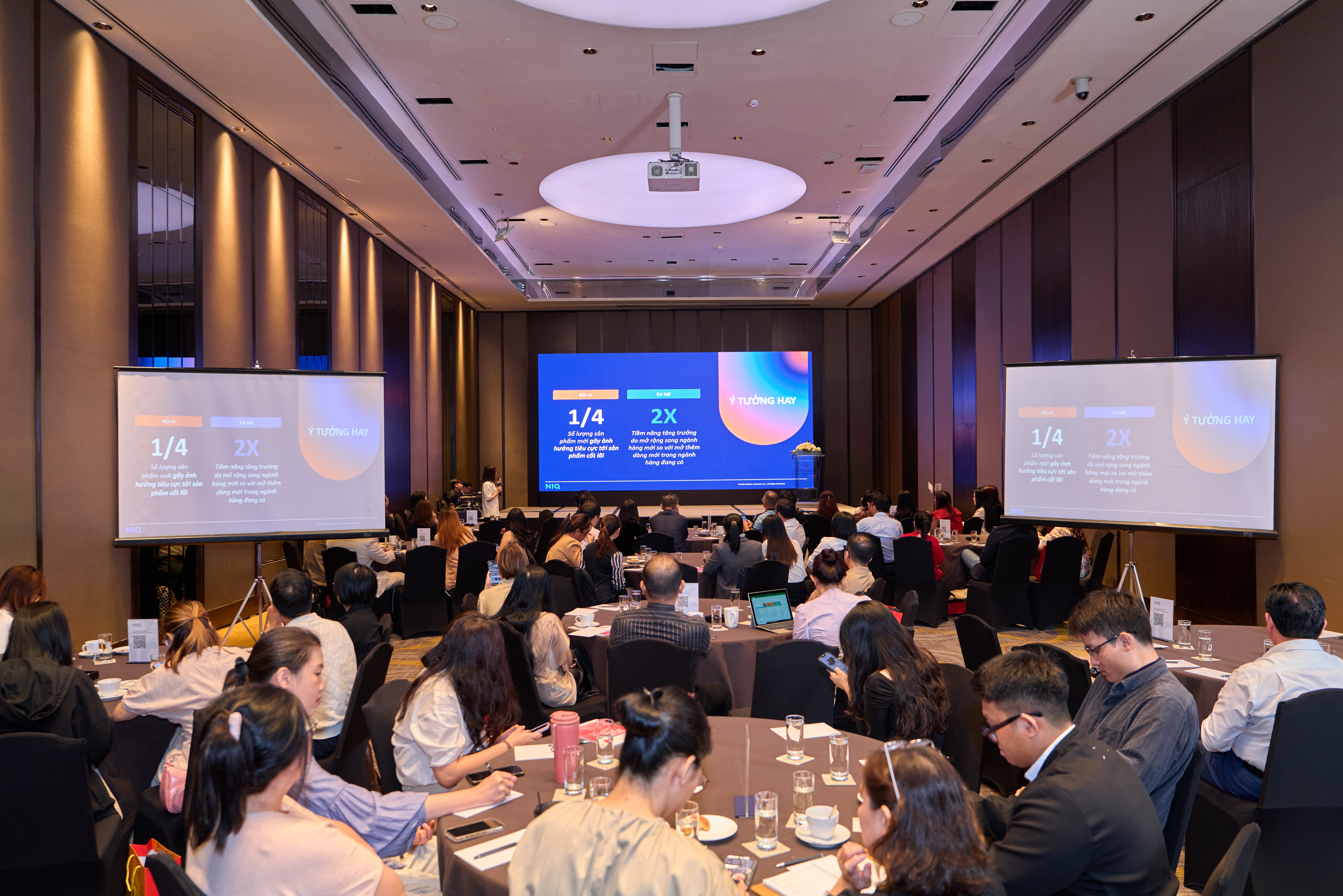 Đại diện NeilsenIQ chia sẻ tại diễn đàn FMCG 2025