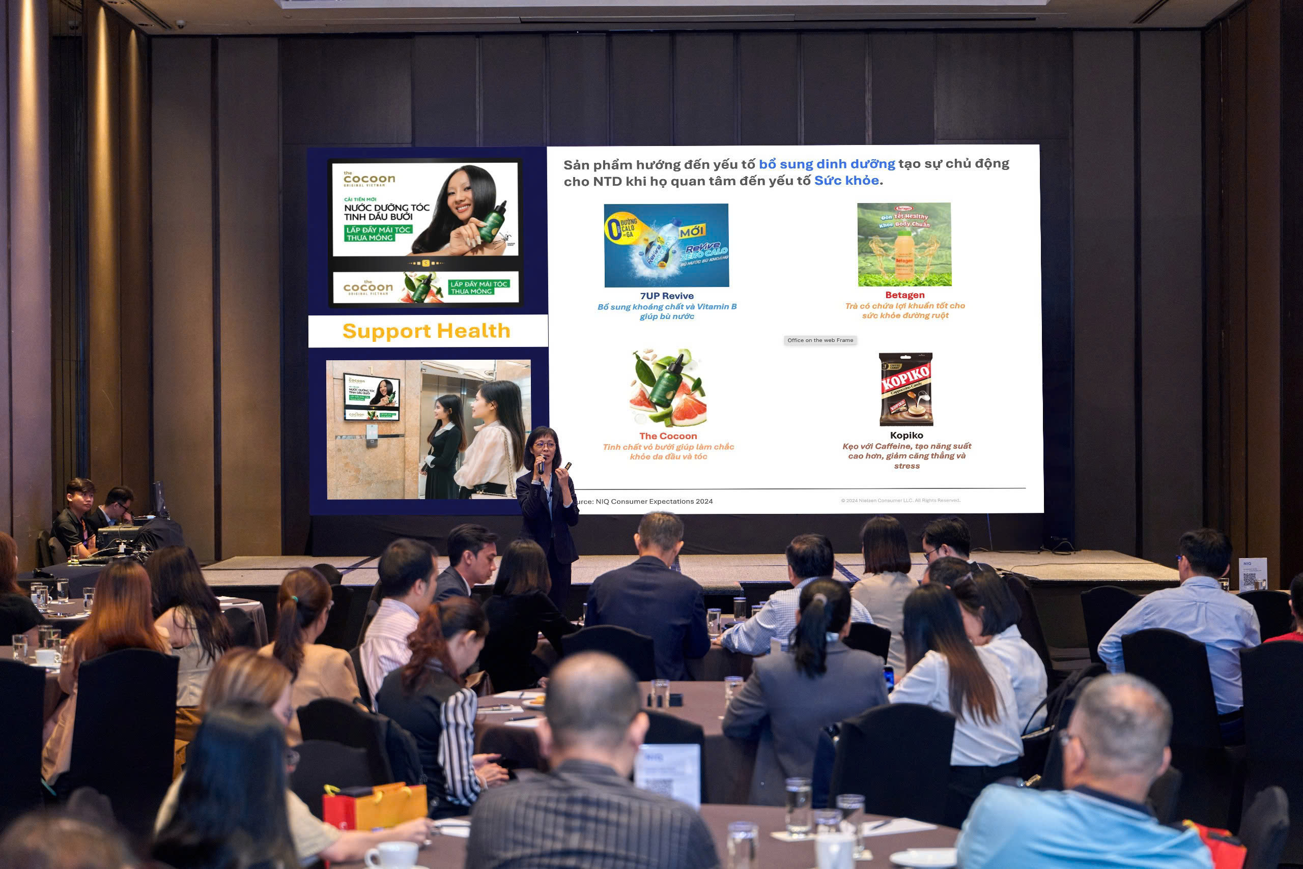 Bà Ngọc Dung đại diện Nielsen IQ chia sẻ tại sự kiện FMCG 2025 về hiệu quả kênh truyền thông thang máy