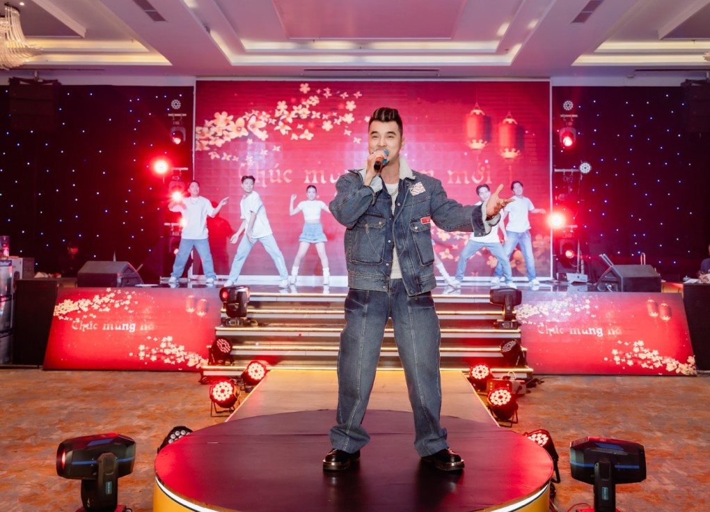 Ca sĩ Ưng Hoàng Phúc trình diễn tại tiệc tổng kết năm - Year End Party của Chicilon Media